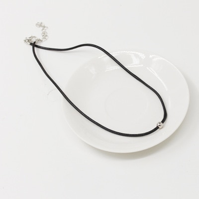 Necklace Short Stylish With Tiny Simulated Pearl..