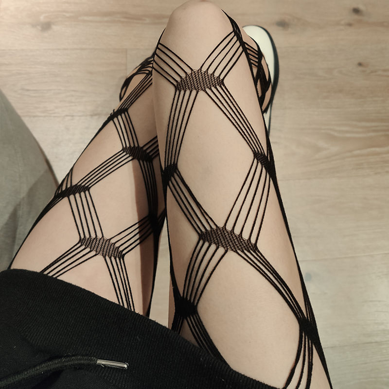 Line Diamond Grid Fishnet Socks-black