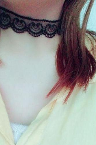 Lace Heart Smile Short Necklace